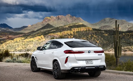2020 BMW X6 M Competition (Color: Mineral White Metallic; US-Spec) Rear Three-Quarter Wallpapers 450x275 (176)