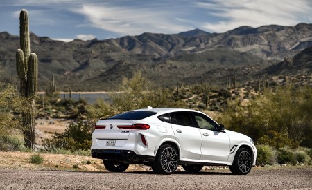 2020 BMW X6 M Competition (Color: Mineral White Metallic; US-Spec) Rear Three-Quarter Wallpapers 450x275 (177)