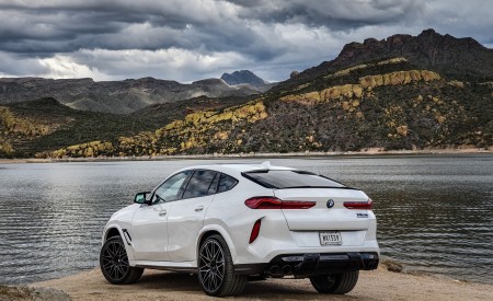 2020 BMW X6 M Competition (Color: Mineral White Metallic; US-Spec) Rear Three-Quarter Wallpapers 450x275 (178)