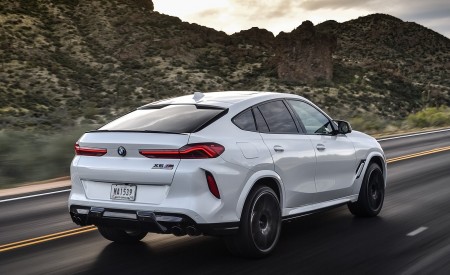 2020 BMW X6 M Competition (Color: Mineral White Metallic; US-Spec) Rear Three-Quarter Wallpapers 450x275 (157)