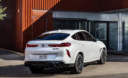 2020 BMW X6 M Competition (Color: Mineral White Metallic; US-Spec) Rear Three-Quarter Wallpapers 450x275 (189)