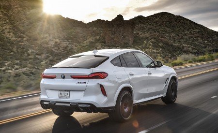 2020 BMW X6 M Competition (Color: Mineral White Metallic; US-Spec) Rear Three-Quarter Wallpapers 450x275 (158)