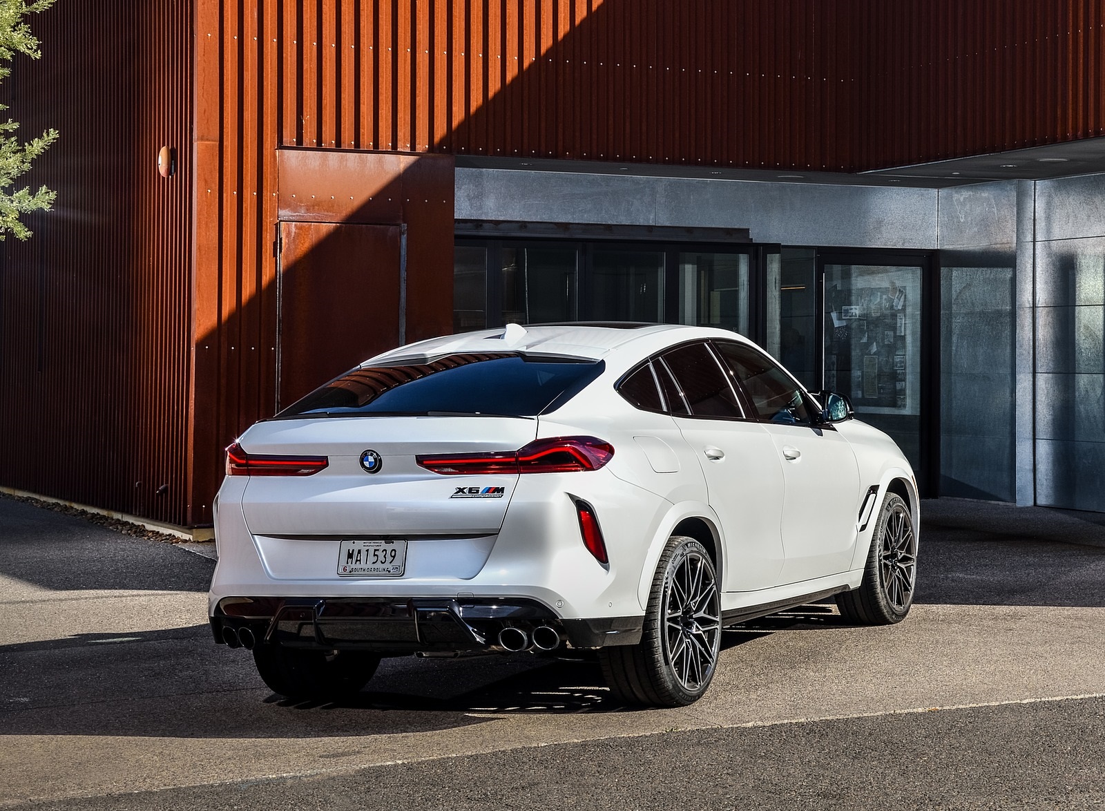 2020 BMW X6 M Competition (Color: Mineral White Metallic; US-Spec) Rear Three-Quarter Wallpapers #189 of 206