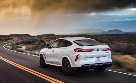 2020 BMW X6 M Competition (Color: Mineral White Metallic; US-Spec) Rear Three-Quarter Wallpapers 450x275 (152)