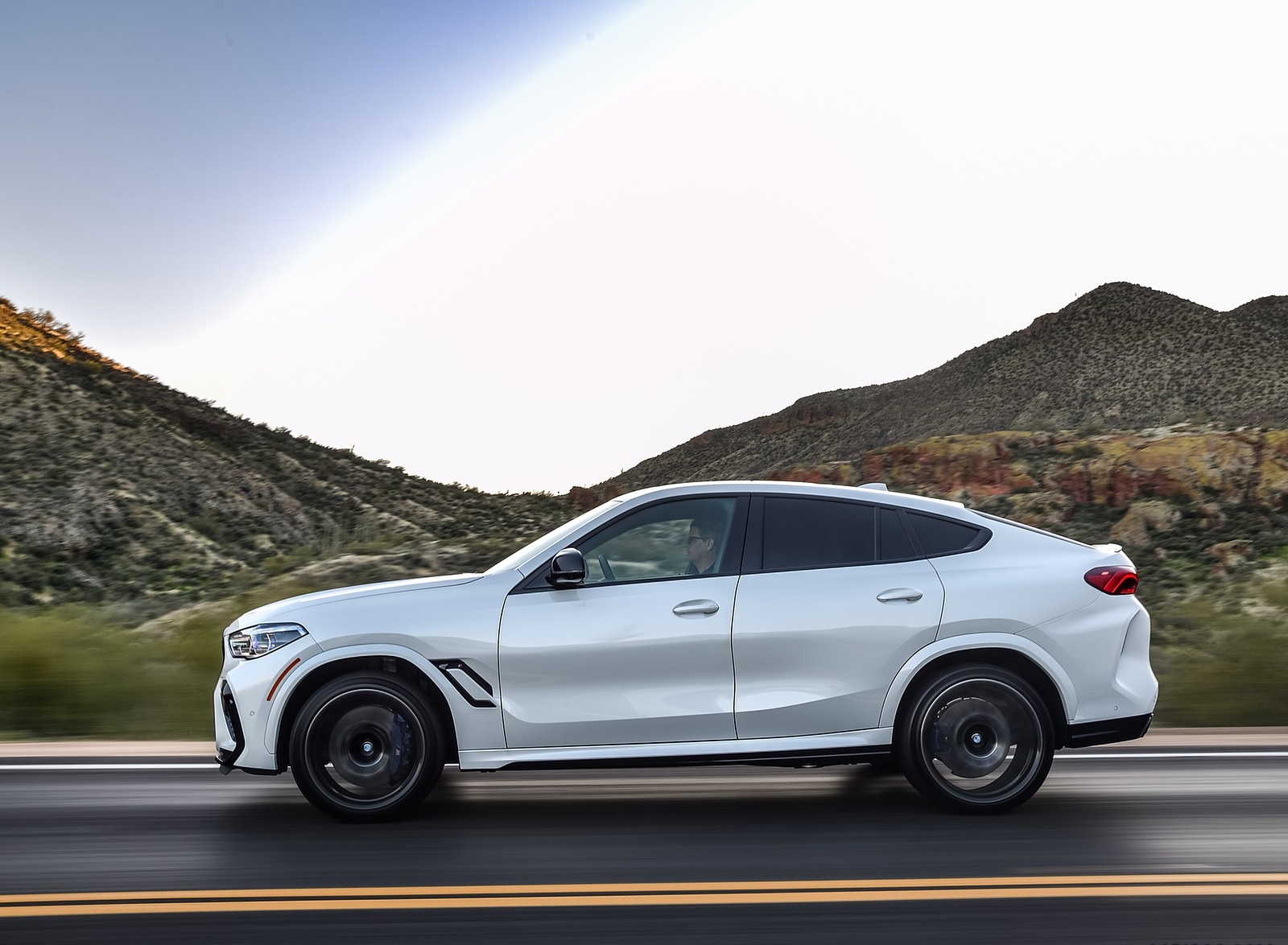 2020 BMW X6 M Competition (Color: Mineral White Metallic; US-Spec) Side Wallpapers #170 of 206