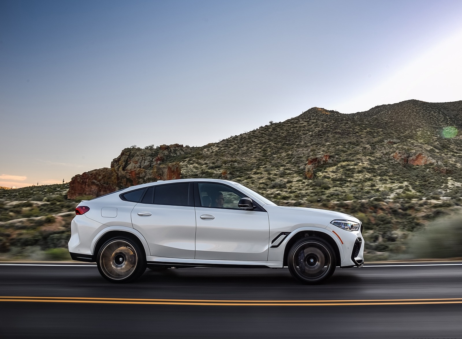 2020 BMW X6 M Competition (Color: Mineral White Metallic; US-Spec) Side Wallpapers #161 of 206