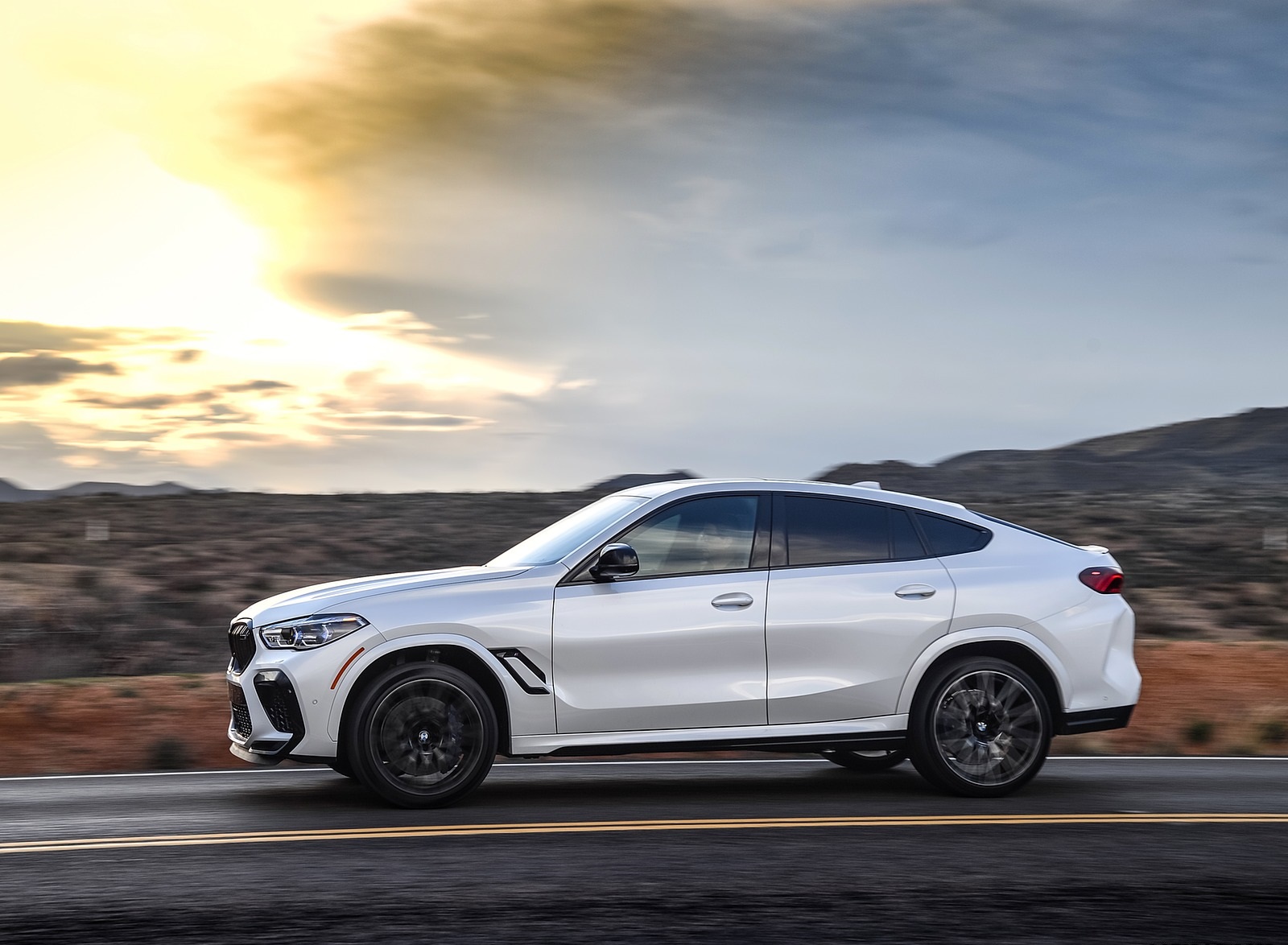 2020 BMW X6 M Competition (Color: Mineral White Metallic; US-Spec) Side Wallpapers #169 of 206