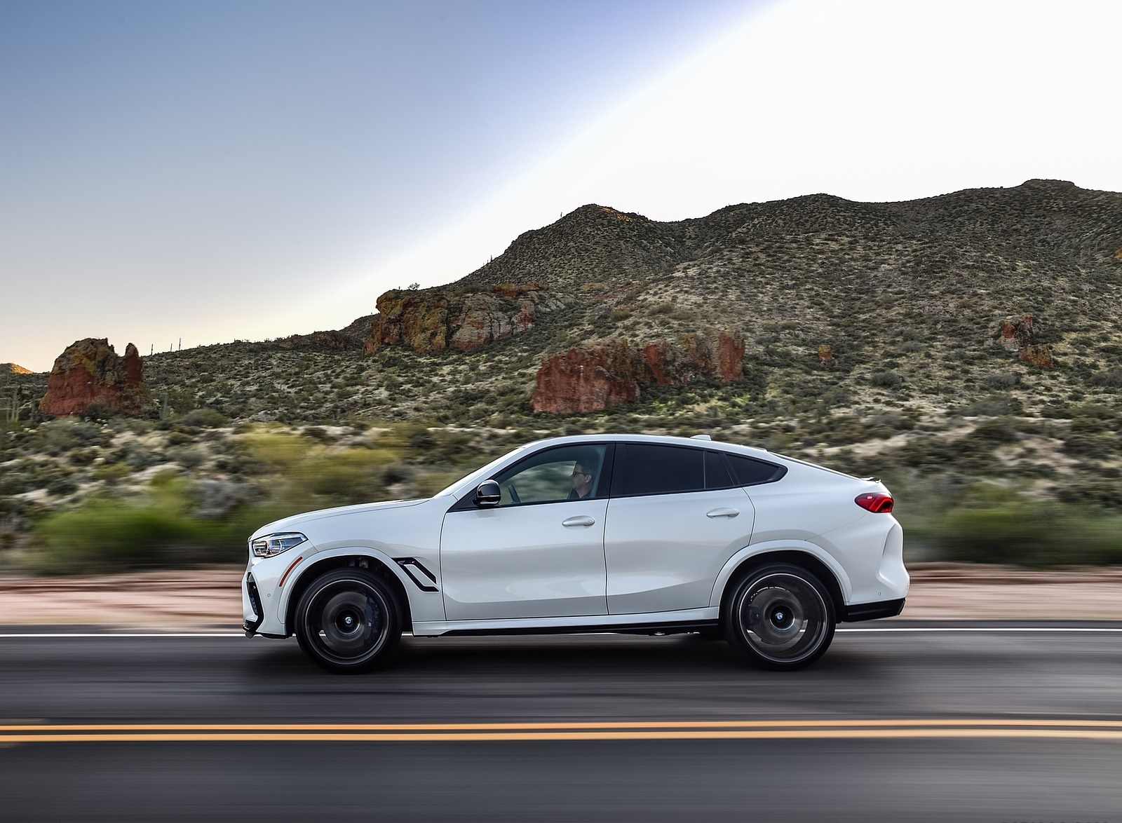 2020 BMW X6 M Competition (Color: Mineral White Metallic; US-Spec) Side Wallpapers #162 of 206