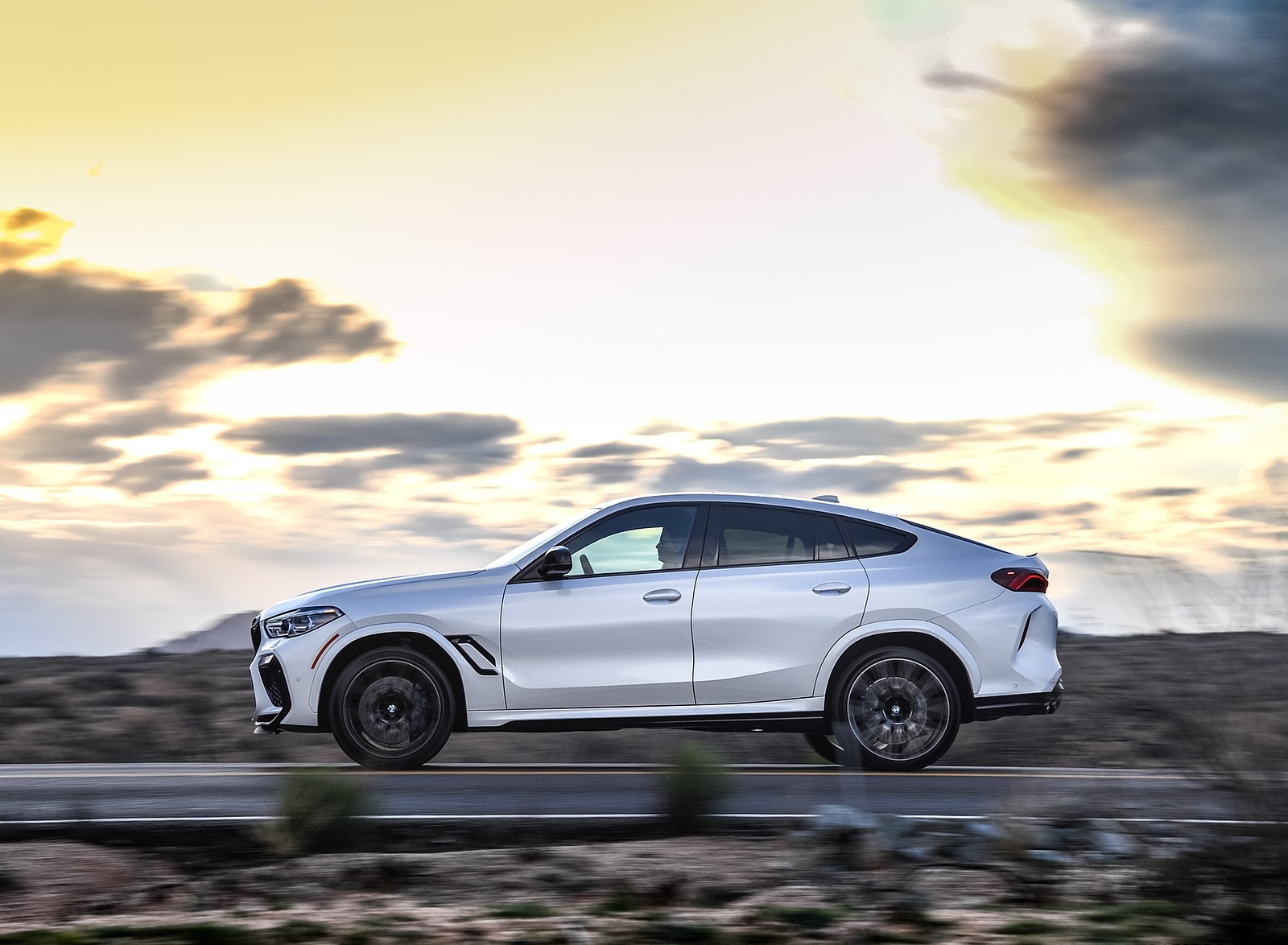 2020 BMW X6 M Competition (Color: Mineral White Metallic; US-Spec) Side Wallpapers #168 of 206