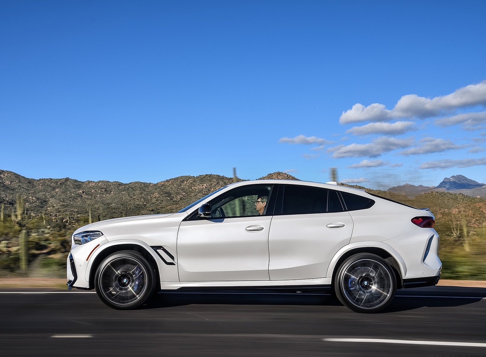 2020 BMW X6 M Competition (Color: Mineral White Metallic; US-Spec) Side Wallpapers #167 of 206