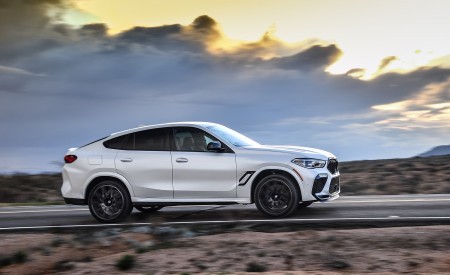 2020 BMW X6 M Competition (Color: Mineral White Metallic; US-Spec) Side Wallpapers 450x275 (165)