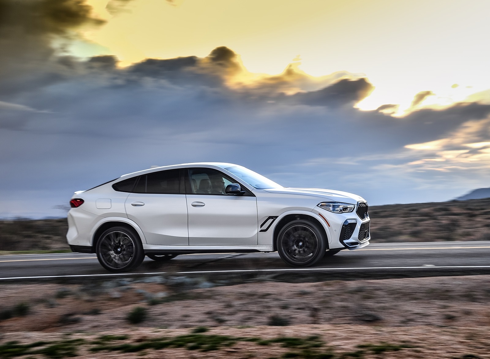 BMW белый x6 осенью