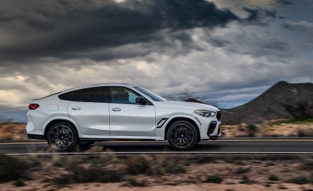 2020 BMW X6 M Competition (Color: Mineral White Metallic; US-Spec) Side Wallpapers 450x275 (166)