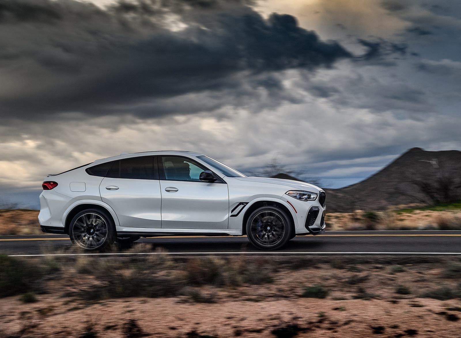 2020 BMW X6 M Competition (Color: Mineral White Metallic; US-Spec) Side Wallpapers #166 of 206