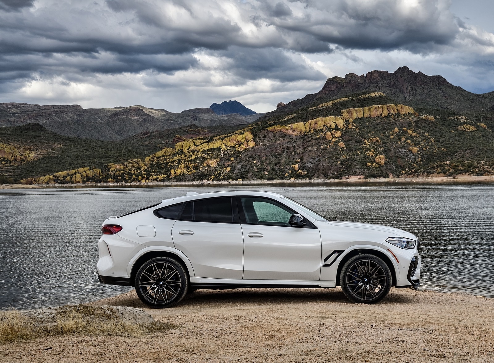 2020 BMW X6 M Competition (Color: Mineral White Metallic; US-Spec) Side Wallpapers #183 of 206