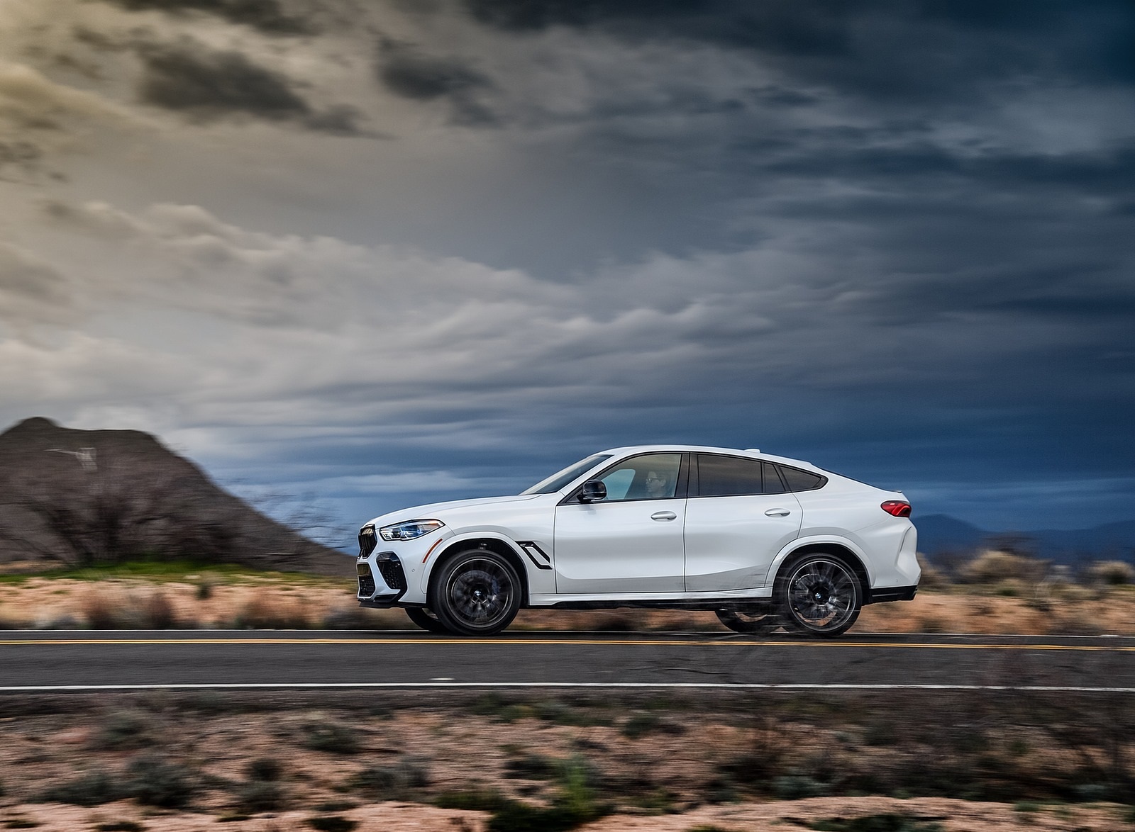 2020 BMW X6 M Competition (Color: Mineral White Metallic; US-Spec) Side Wallpapers #164 of 206