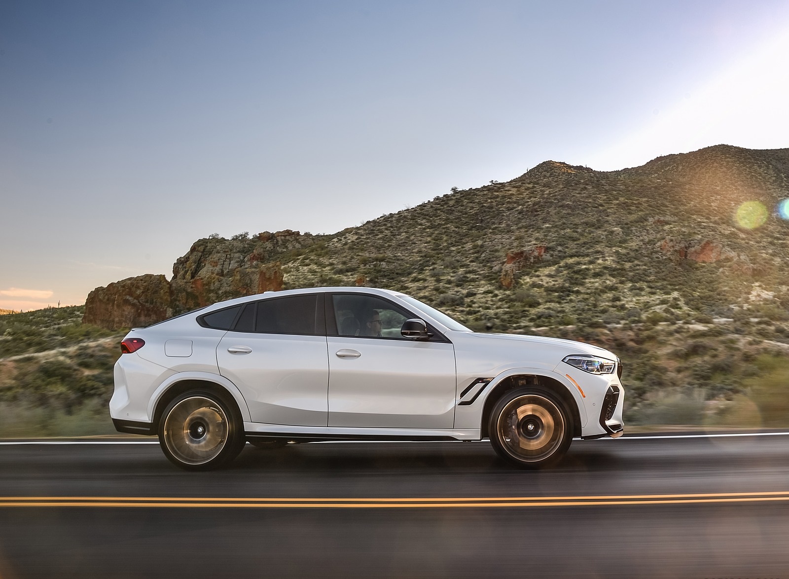 2020 BMW X6 M Competition (Color: Mineral White Metallic; US-Spec) Side Wallpapers #163 of 206