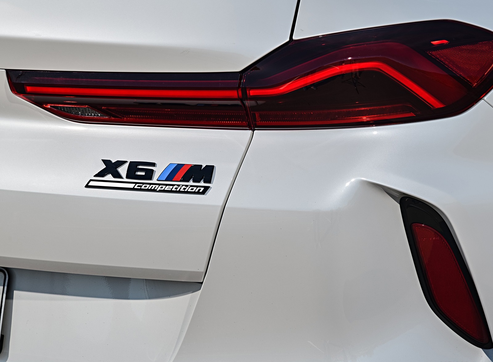 2020 BMW X6 M Competition (Color: Mineral White Metallic; US-Spec) Tail Light Wallpapers #192 of 206