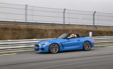 2020 BMW Z4 M40i Roadster (Color: Misano Blue Metallic) Front Three-Quarter Wallpapers 450x275 (6)