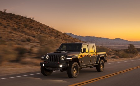 2020 Jeep Gladiator Mojave Front Three-Quarter Wallpapers 450x275 (3)