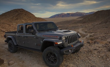 2020 Jeep Gladiator Mojave Front Three-Quarter Wallpapers 450x275 (39)