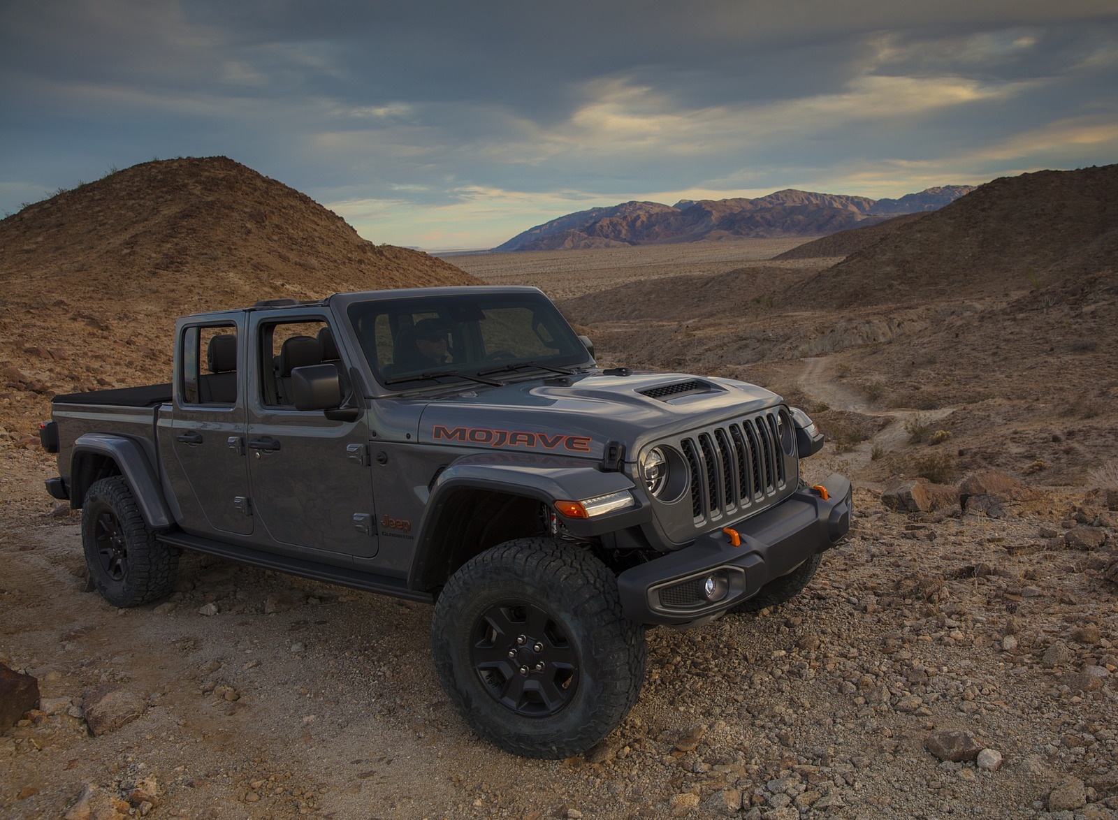 2020 Jeep Gladiator Mojave Front Three-Quarter Wallpapers #39 of 54
