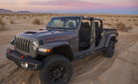 2020 Jeep Gladiator Mojave Front Three-Quarter Wallpapers 450x275 (42)