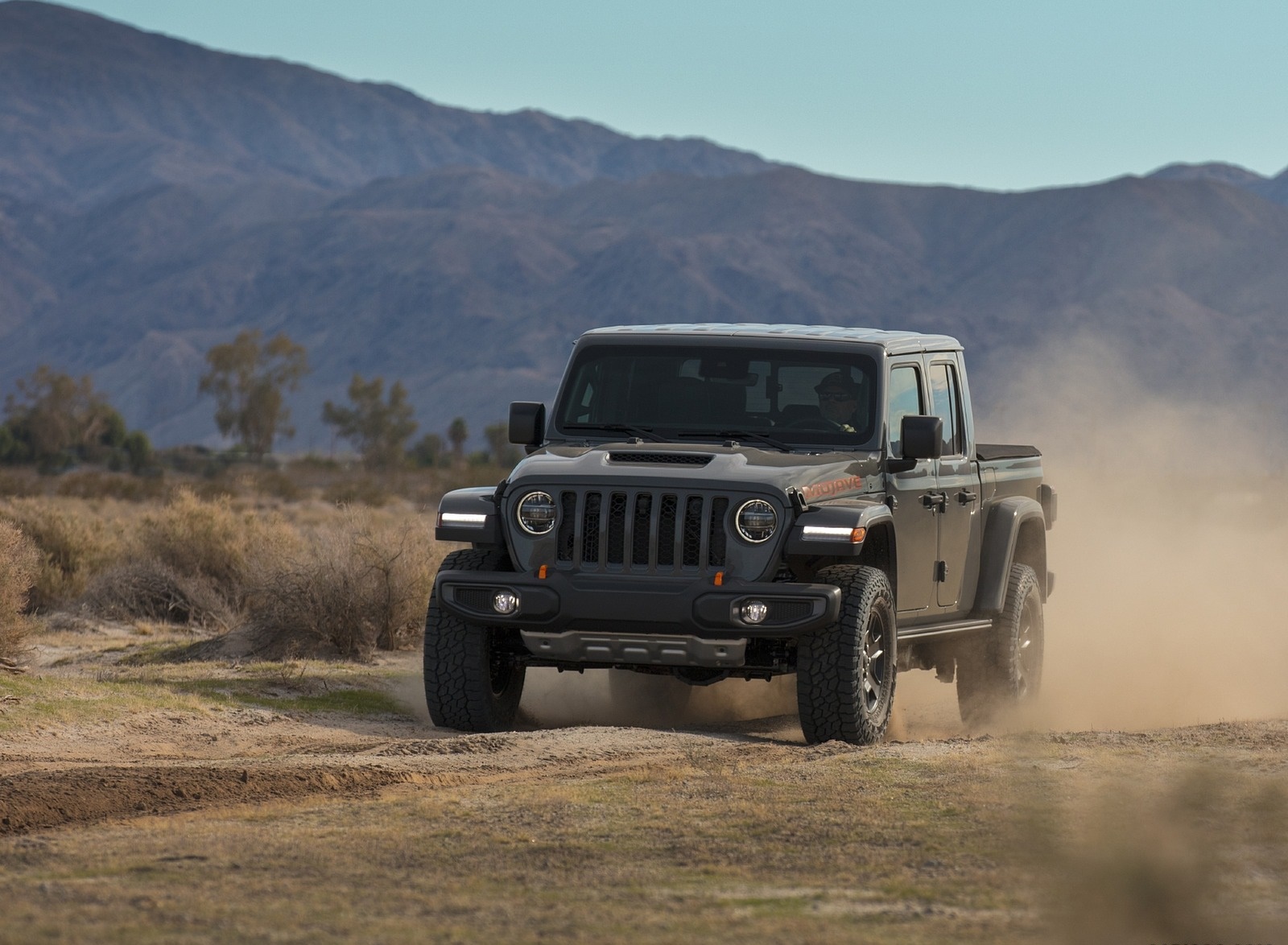 2020 Jeep Gladiator Mojave Front Three-Quarter Wallpapers #11 of 54