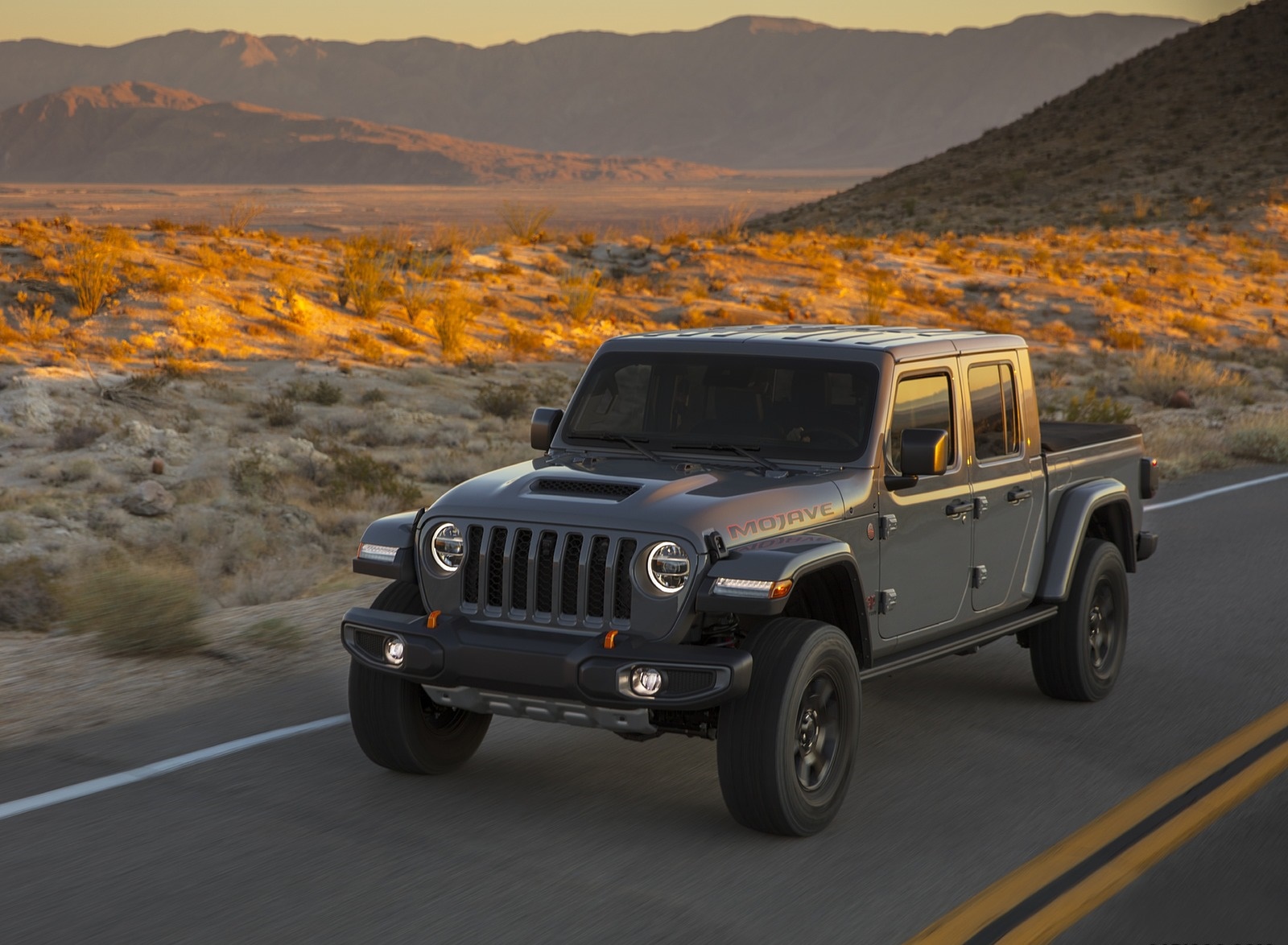 2020 Jeep Gladiator Mojave Front Three-Quarter Wallpapers #1 of 54