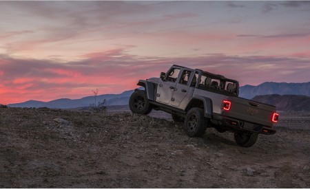 2020 Jeep Gladiator Mojave Rear Three-Quarter Wallpapers 450x275 (49)