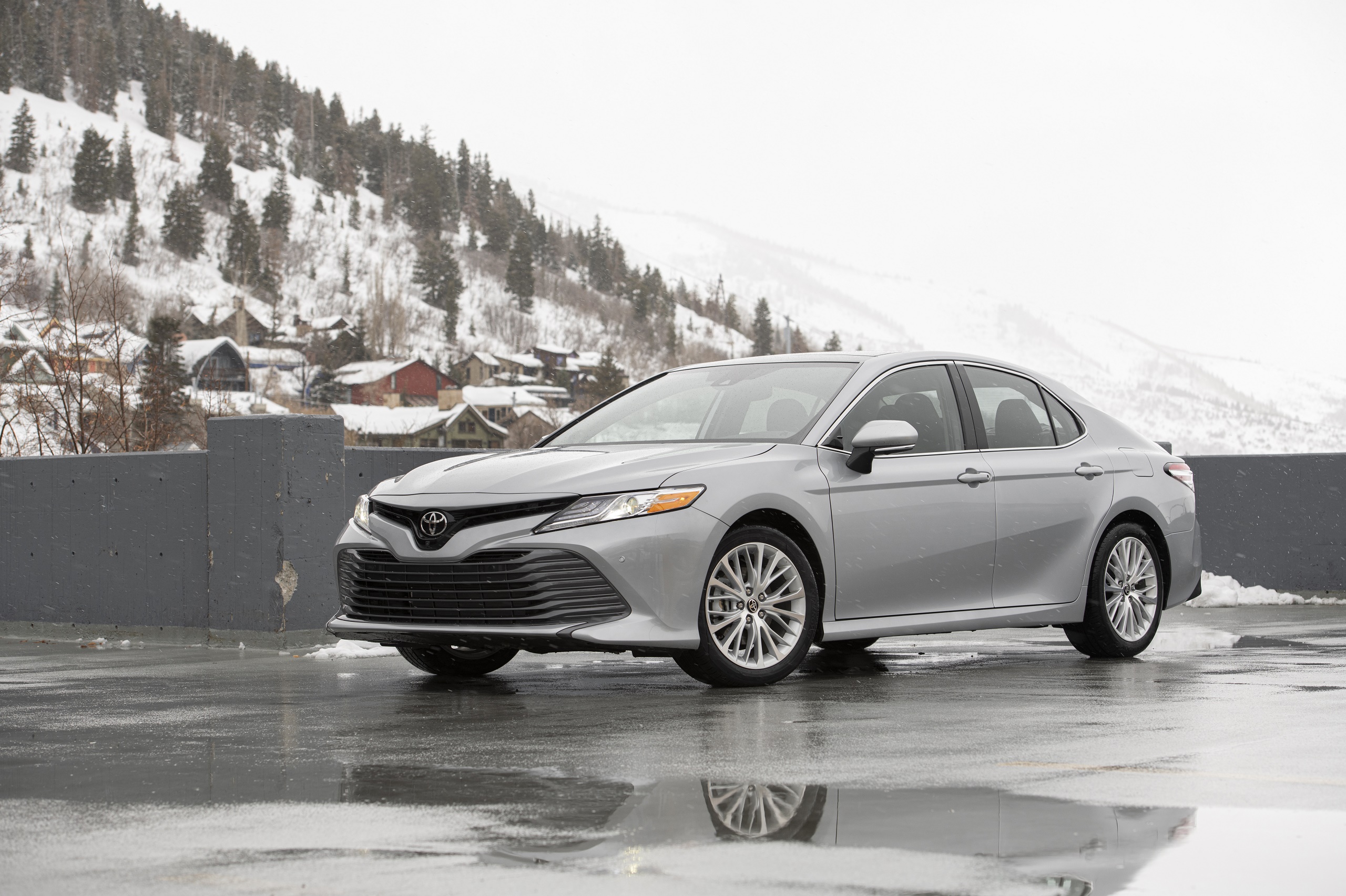 2020 Toyota Camry XLE AWD Front Three-Quarter Wallpapers #4 of 13