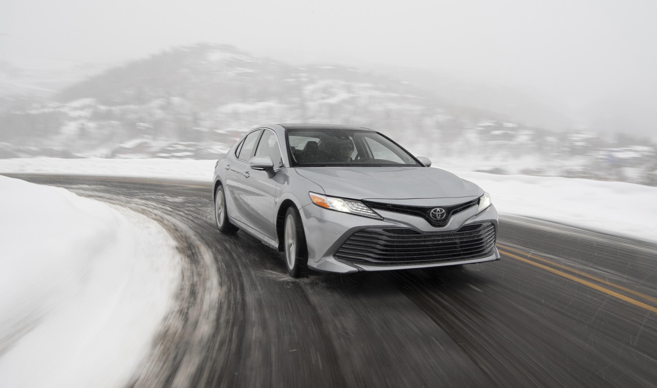 2020 Toyota Camry XLE AWD Front Wallpapers (2)