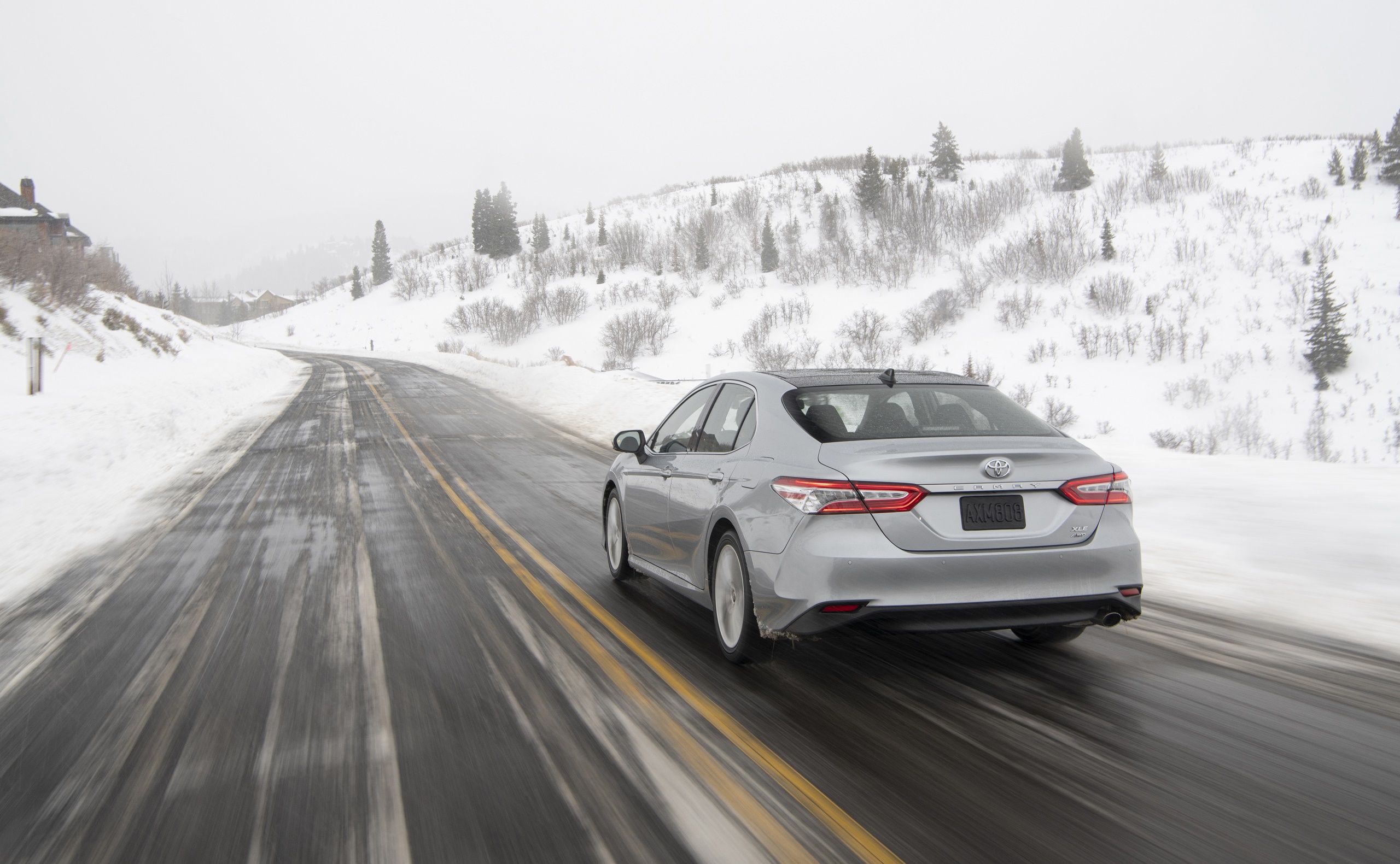 2020 Toyota Camry XLE AWD Rear Three-Quarter Wallpapers (3)