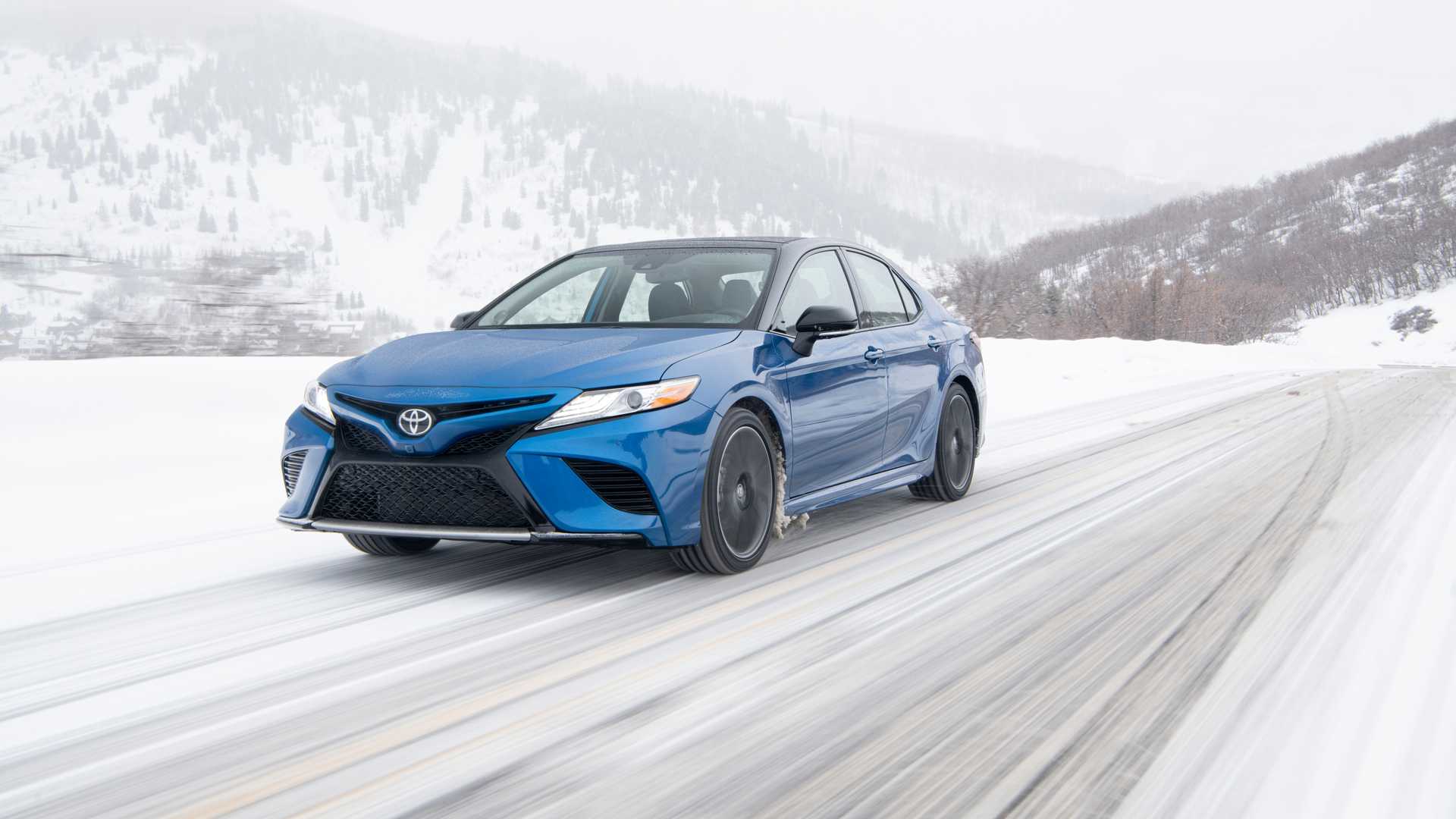 2020 Toyota Camry XSE AWD Front Three-Quarter Wallpapers #3 of 86