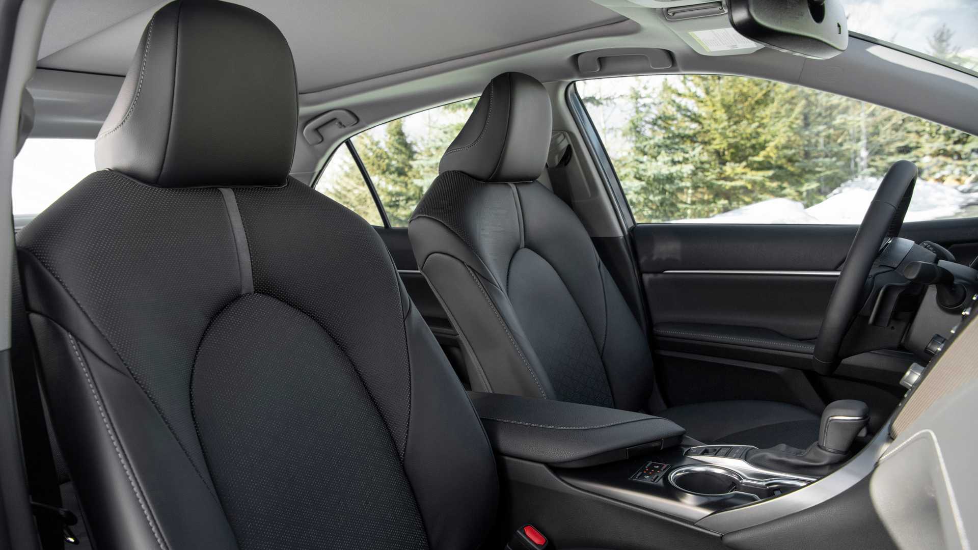 Toyota Camry 2018 красный салон