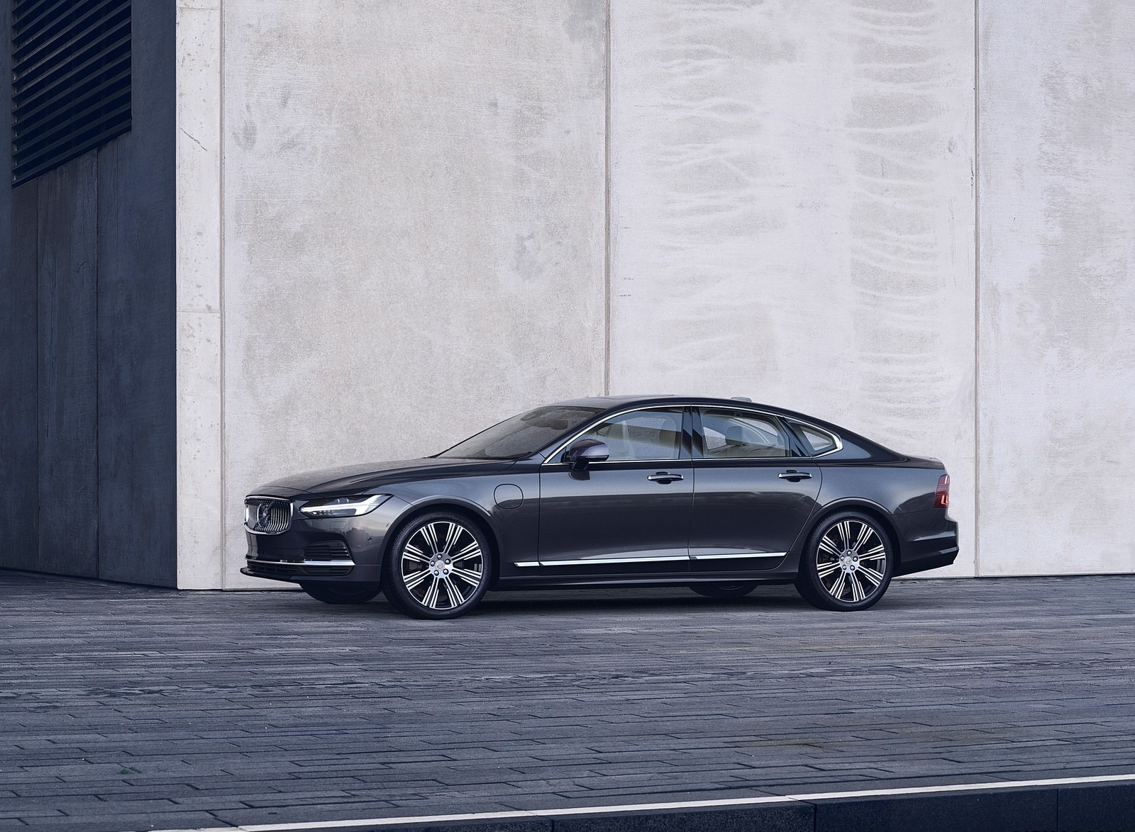 2020 Volvo S90 Recharge T8 plug-in hybrid (Color: Platinum Grey) Front Three-Quarter Wallpapers (3)