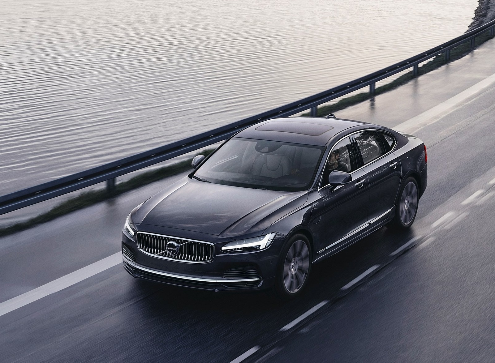 2020 Volvo S90 Recharge T8 plug-in hybrid (Color: Platinum Grey) Front Three-Quarter Wallpapers (1)