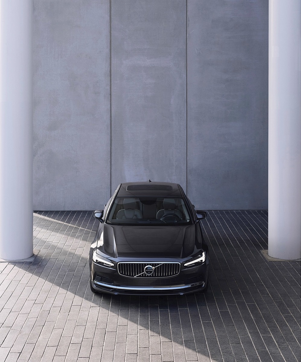 2020 Volvo S90 Recharge T8 plug-in hybrid (Color: Platinum Grey) Front Wallpapers #4 of 13