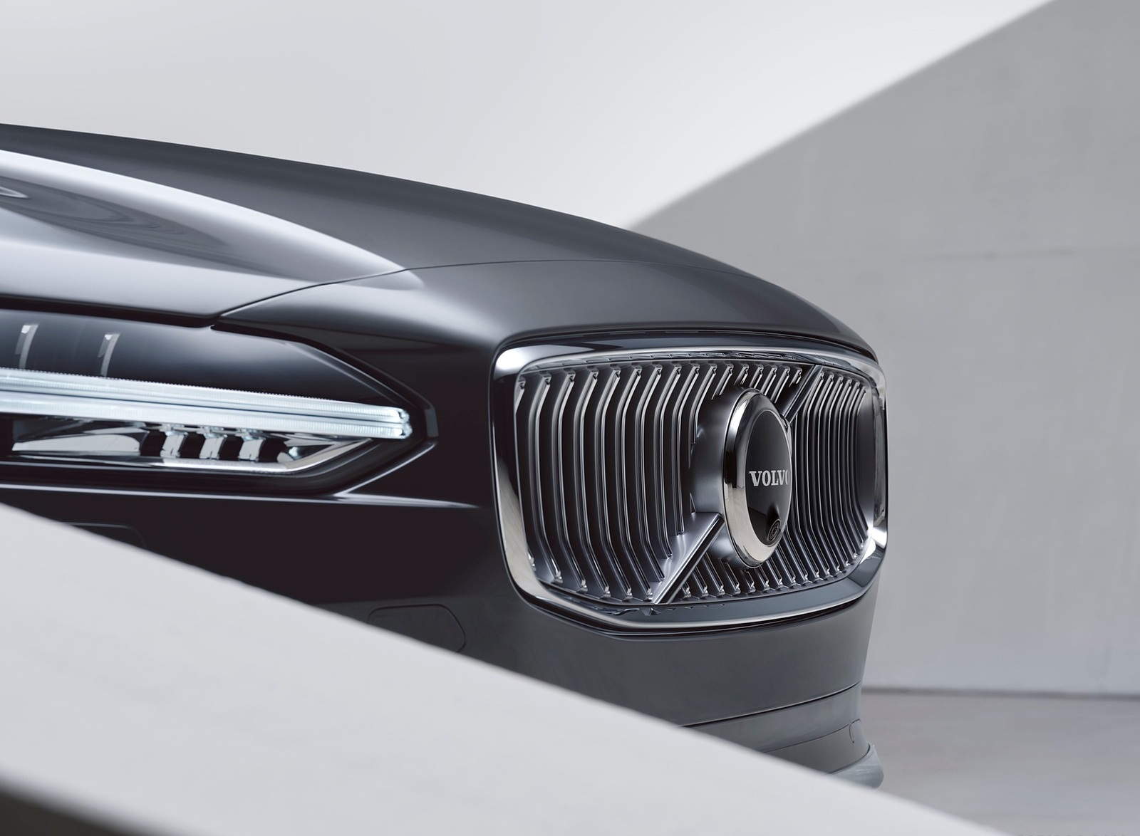2020 Volvo S90 Recharge T8 plug-in hybrid (Color: Platinum Grey) Grill Wallpapers #11 of 13