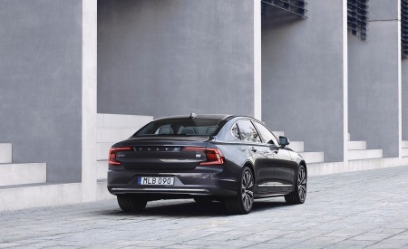 2020 Volvo S90 Recharge T8 plug-in hybrid (Color: Platinum Grey) Rear Three-Quarter Wallpapers 450x275 (5)