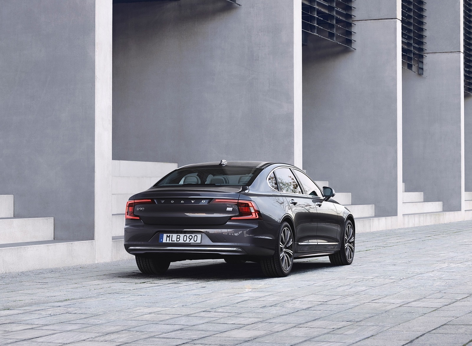 2020 Volvo S90 Recharge T8 plug-in hybrid (Color: Platinum Grey) Rear Three-Quarter Wallpapers #5 of 13