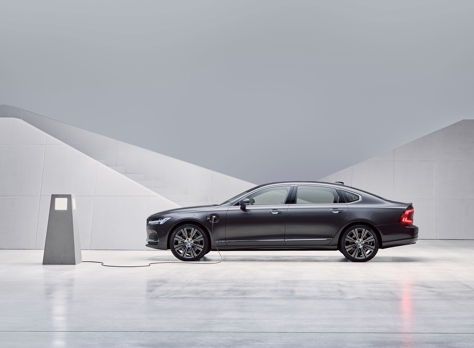 2020 Volvo S90 Recharge T8 plug-in hybrid (Color: Platinum Grey) Side Wallpapers (6)