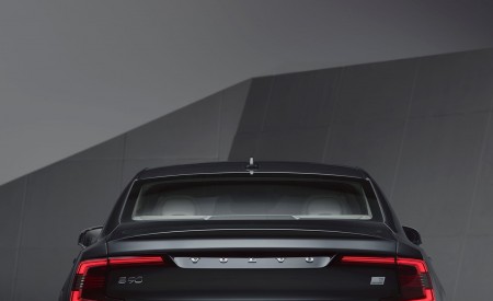 2020 Volvo S90 Recharge T8 plug-in hybrid (Color: Platinum Grey) Tail Light Wallpapers 450x275 (10)