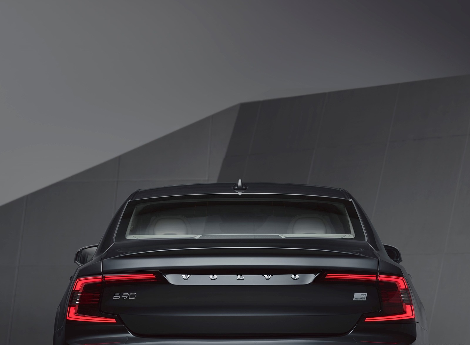 2020 Volvo S90 Recharge T8 plug-in hybrid (Color: Platinum Grey) Tail Light Wallpapers #10 of 13