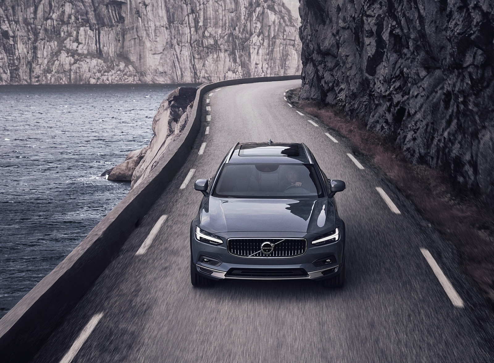 2020 Volvo V90 Cross Country Recharge T8 plug-in hybrid (Color: Thunder Grey) Front Wallpapers #2 of 8