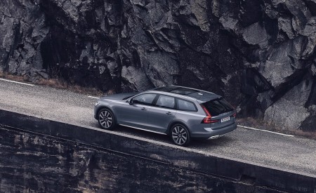 2020 Volvo V90 Cross Country Recharge T8 plug-in hybrid (Color: Thunder Grey) Rear Three-Quarter Wallpapers 450x275 (3)