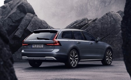 2020 Volvo V90 Cross Country Recharge T8 plug-in hybrid (Color: Thunder Grey) Rear Three-Quarter Wallpapers 450x275 (4)