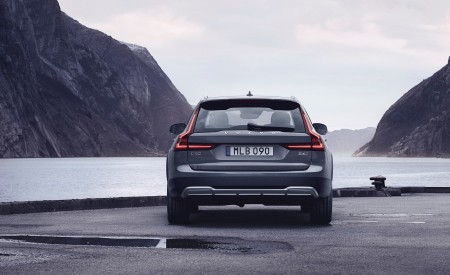2020 Volvo V90 Cross Country Recharge T8 plug-in hybrid (Color: Thunder Grey) Rear Wallpapers 450x275 (5)