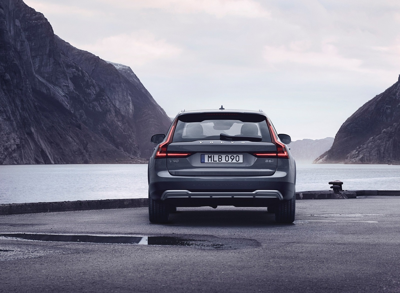 2020 Volvo V90 Cross Country Recharge T8 plug-in hybrid (Color: Thunder Grey) Rear Wallpapers (5)