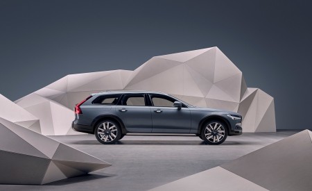 2020 Volvo V90 Cross Country Recharge T8 plug-in hybrid (Color: Thunder Grey) Side Wallpapers 450x275 (7)